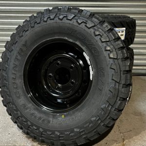 TOYO OPEN COUNTRY MUD Terrain 255/85r16 & Black REME 16 x 7J Steel Rims to fit Defender x 4