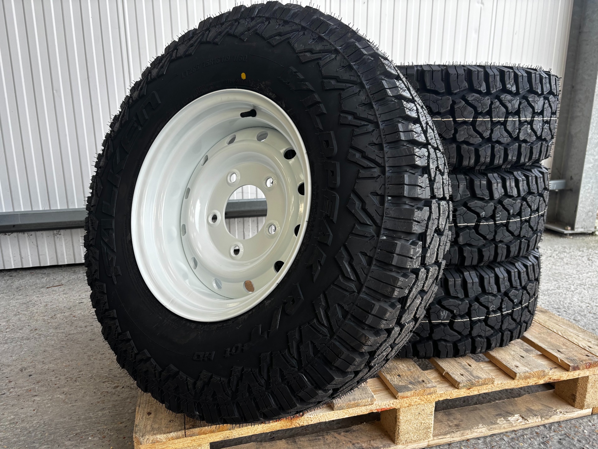 Falken Wildpeak RT 265/75r16 & Heavy Duty REME 16 x 8 Wheels for Defender x 4