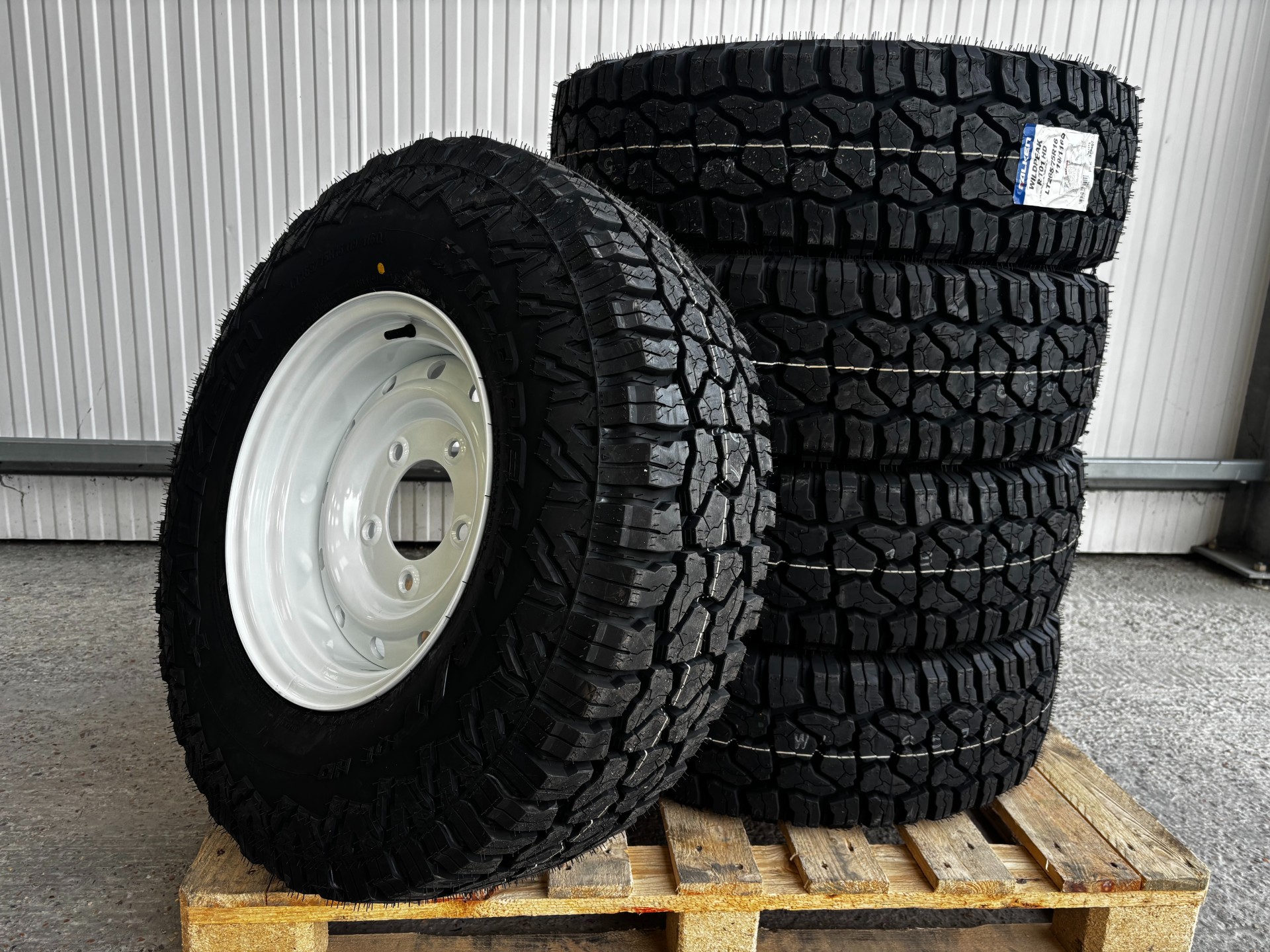 Falken Wildpeak RT 265/75r16 & Heavy Duty REME 16 x 8 Wheels for Defender x 5