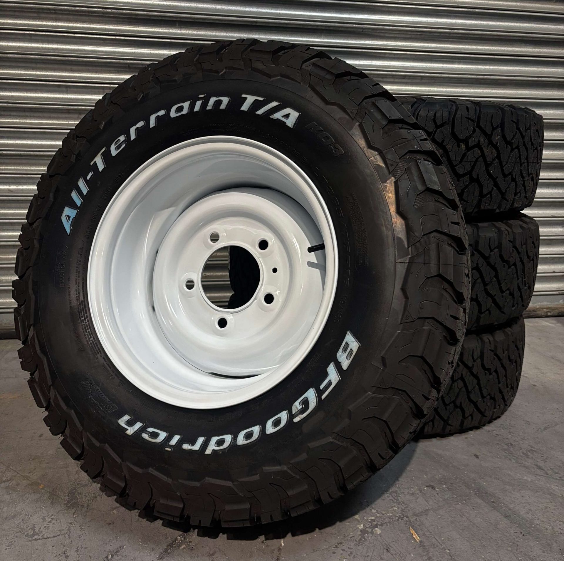 BFGOODRICH ALL TERRAIN KO3 265/75R16 + 16 X 8 CLASSIC WHITE RIMS X 4