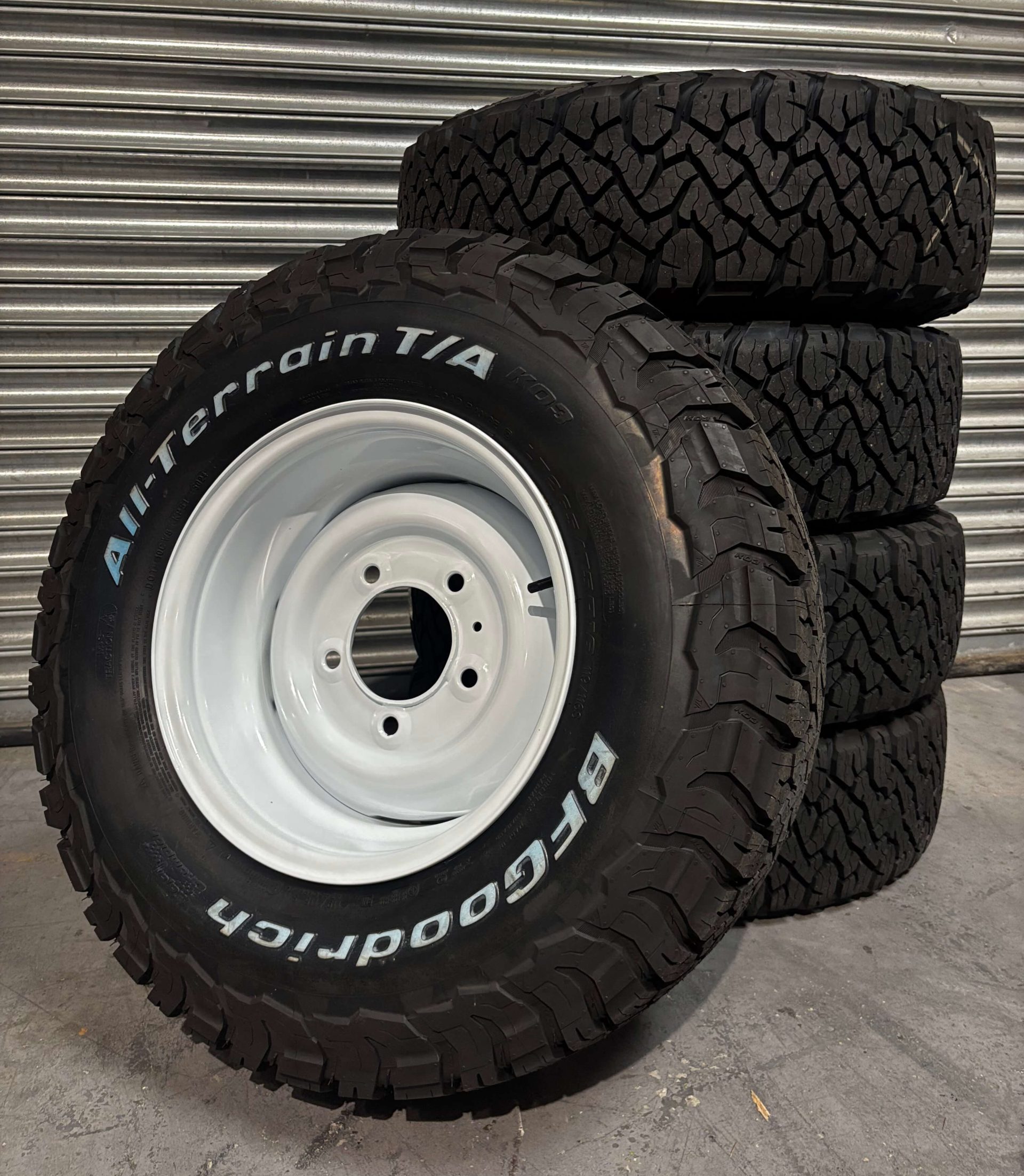 BFGOODRICH ALL TERRAIN KO3 265/75R16 + 16 X 8 CLASSIC WHITE RIMS X 5