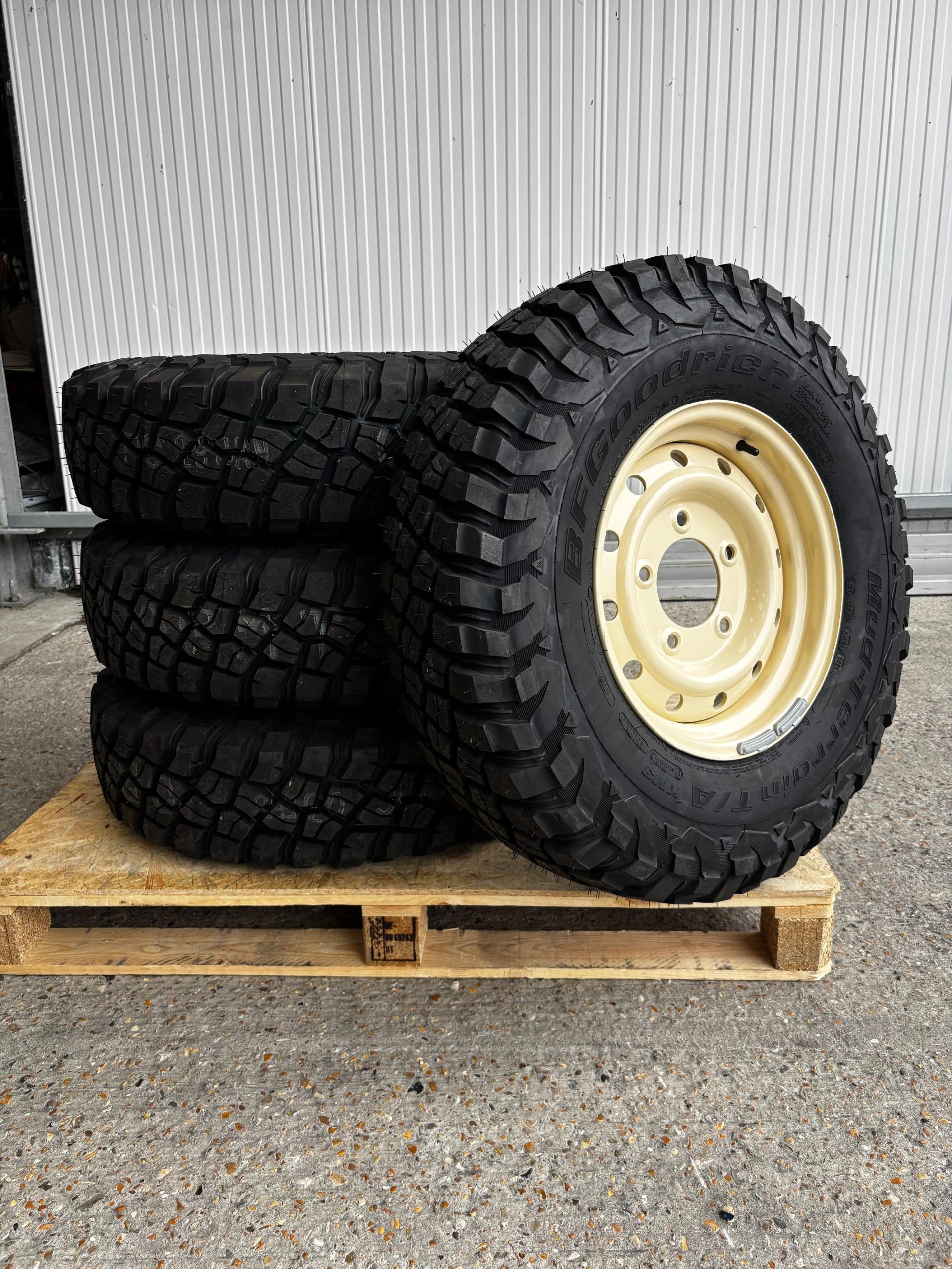 BFGOODRICH MUD TERRAIN KM3 235/85R16 + 16 X 6.5 HD WOLF LIMESTONE RIMS X 4