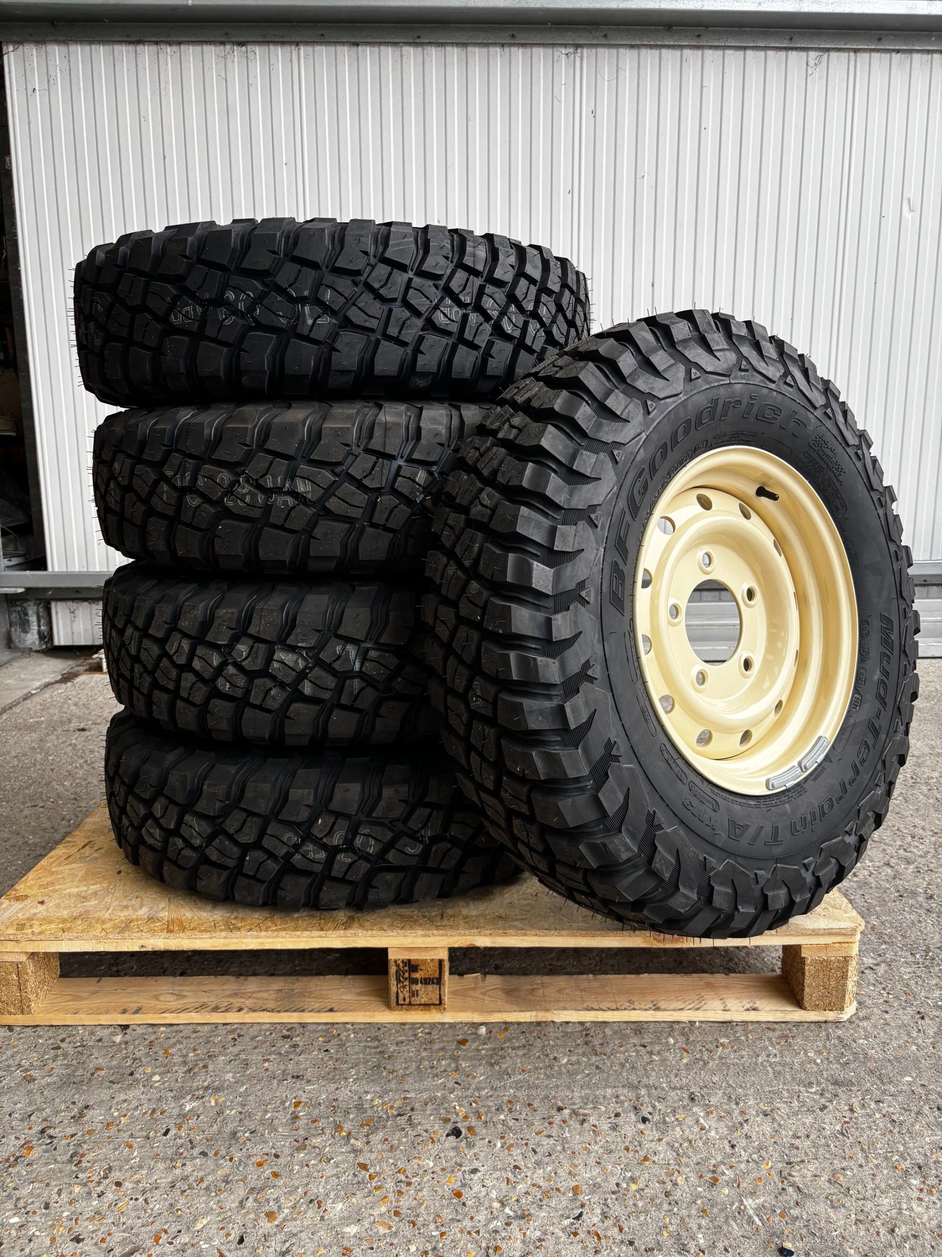 BFGOODRICH MUD TERRAIN KM3 235/85R16 + 16 X 6.5 HD WOLF LIMESTONE RIMS X 5
