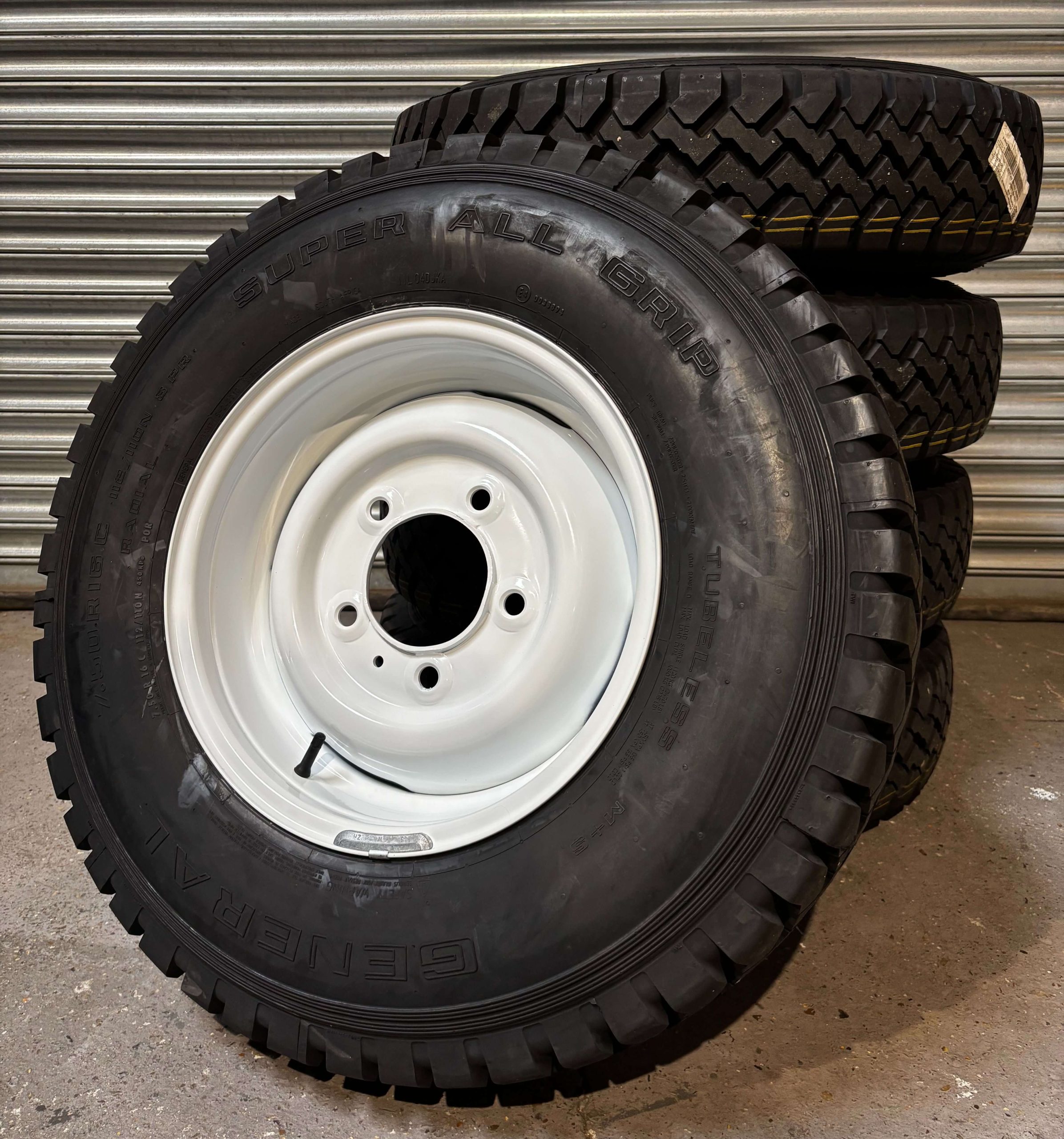 GENERAL GRABBER SUPER ALL GRIP 7.50R16 + 16 X 6.5 CLASSIC WHITE RIMS X 5