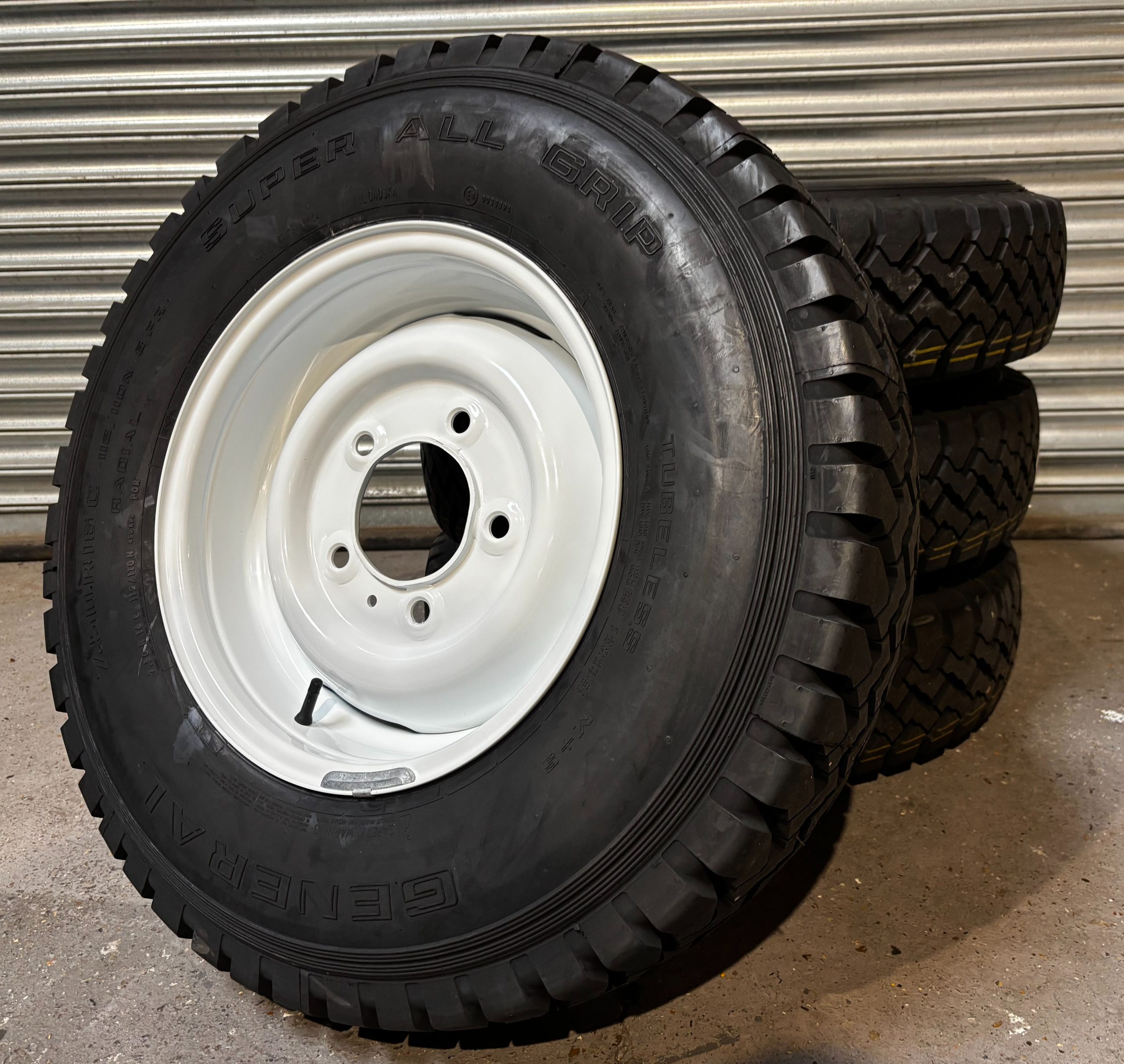 GENERAL GRABBER SUPER ALL GRIP 7.50R16 + 16 X 6.5 CLASSIC WHITE RIMS X 4