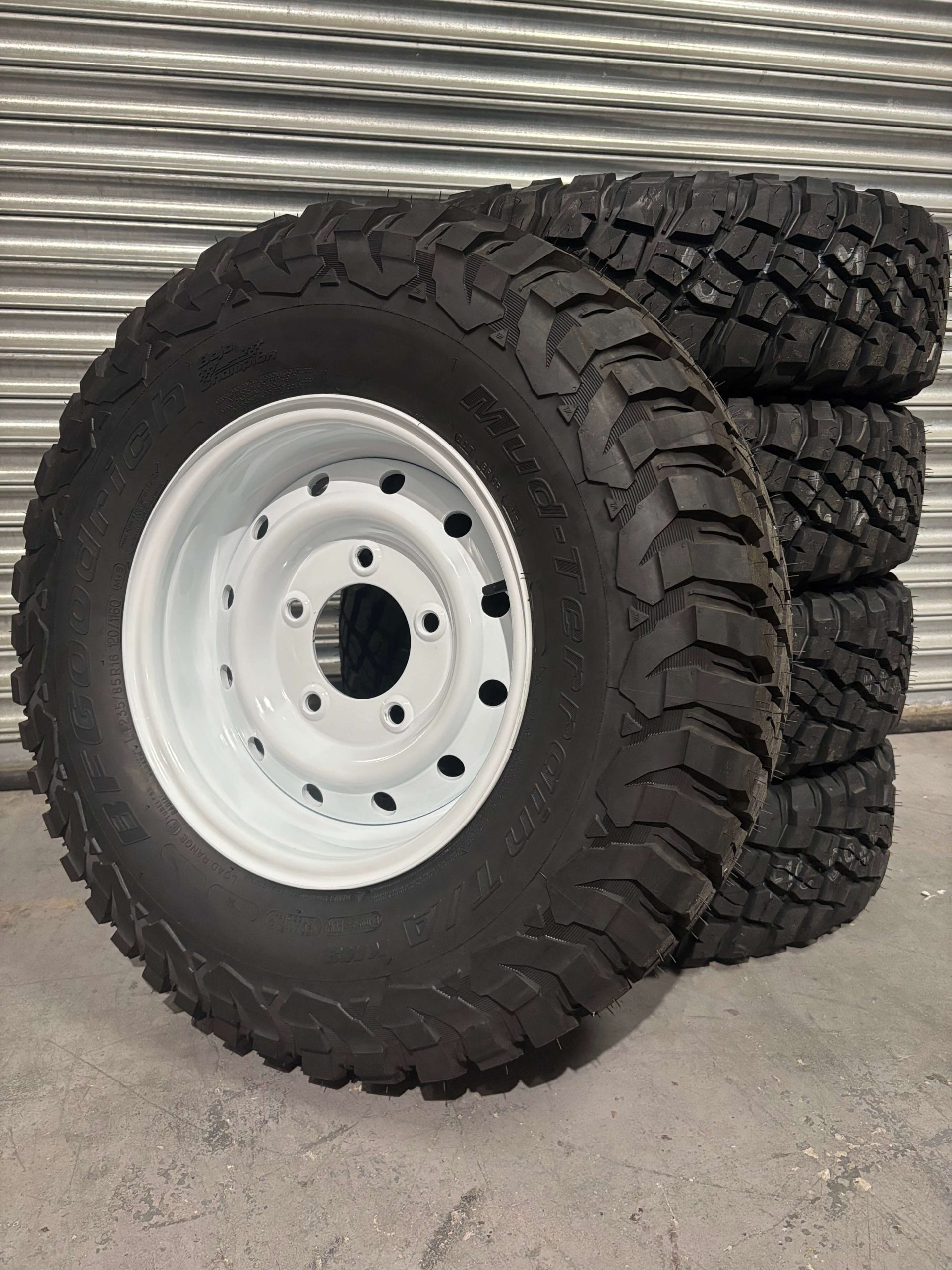 BFGoodrich Mud Terrain KM3 235/85r16 & WHITE Wolf Style Steel Rims (ET0) to fit Defender x 5