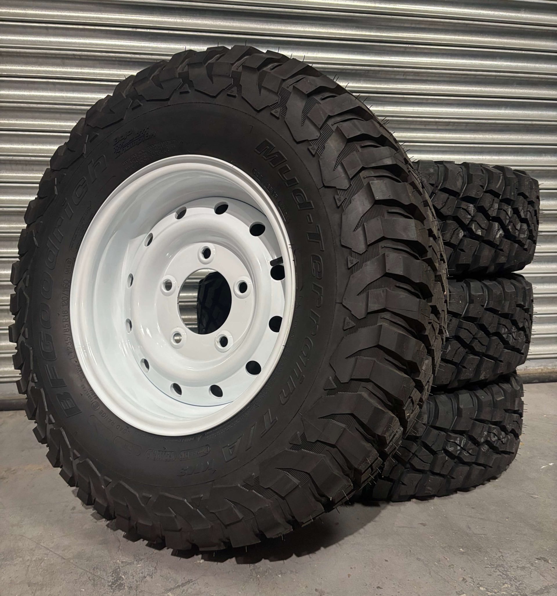 BFGoodrich Mud Terrain KM3 235/85r16 & WHITE Wolf Style Steel Rims (ET0) to fit Defender x 4