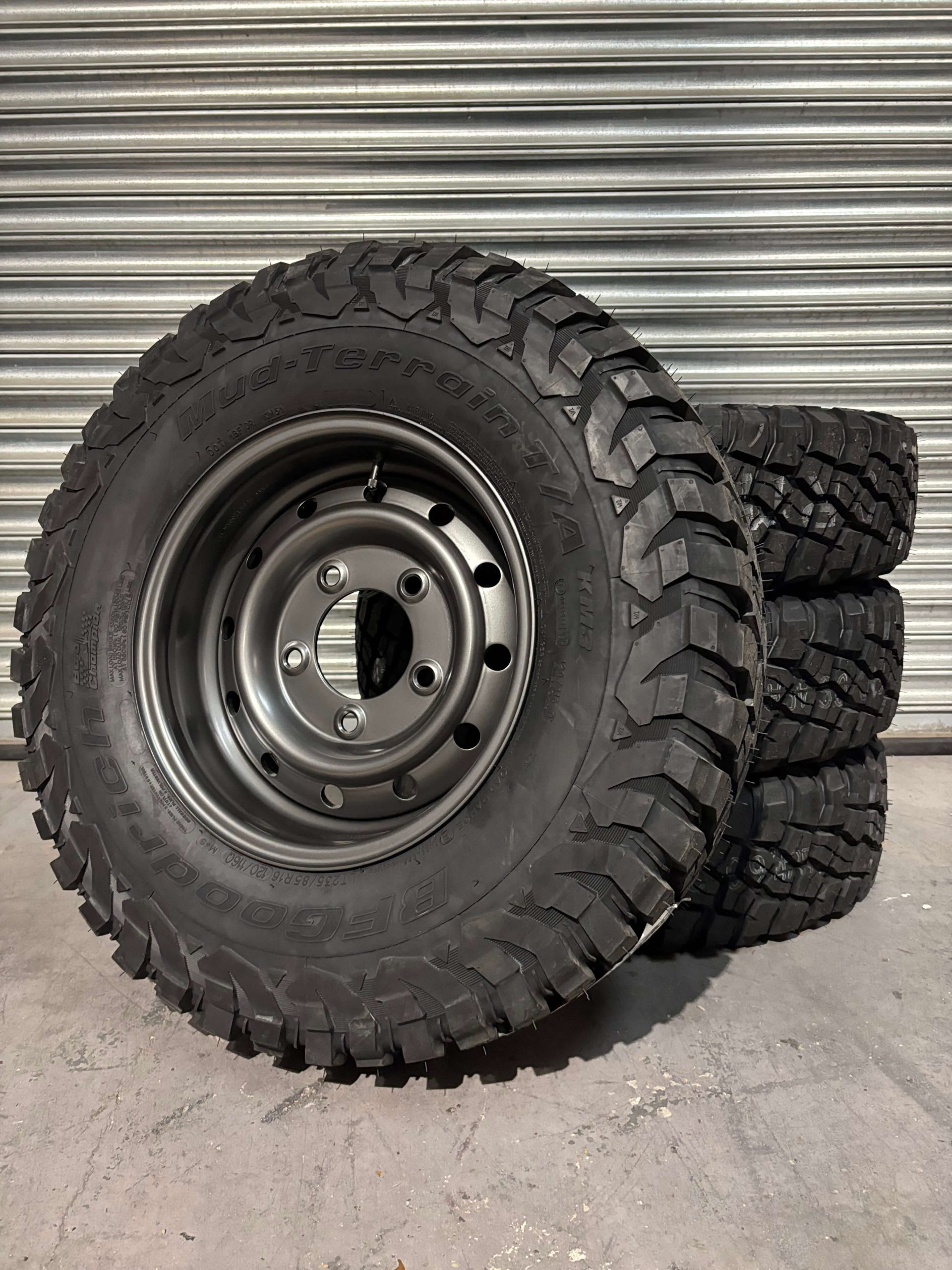 BFGoodrich Mud Terrain KM3 235/85r16 & SATIN GUNMETAL Wolf Style Steel Rims (ET0) to fit Defender x 4