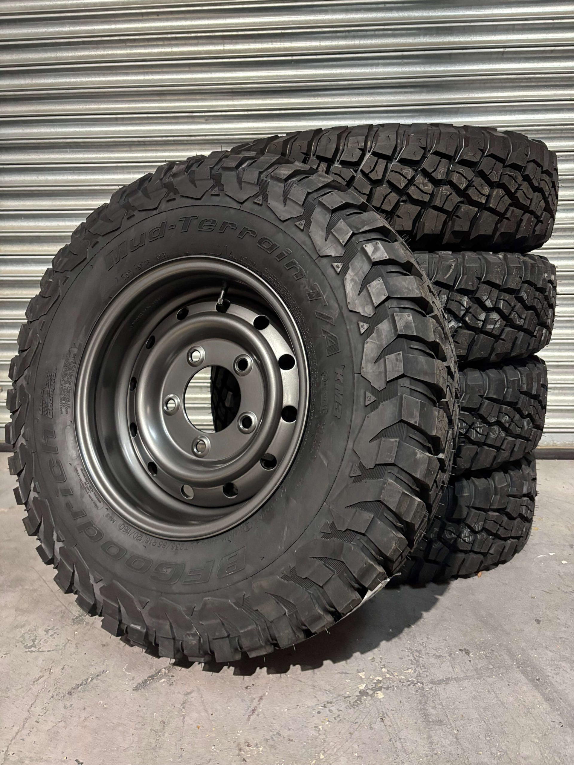 BFGoodrich Mud Terrain KM3 235/85r16 & SATIN GUNMETAL Wolf Style Steel Rims (ET0) to fit Defender x 5