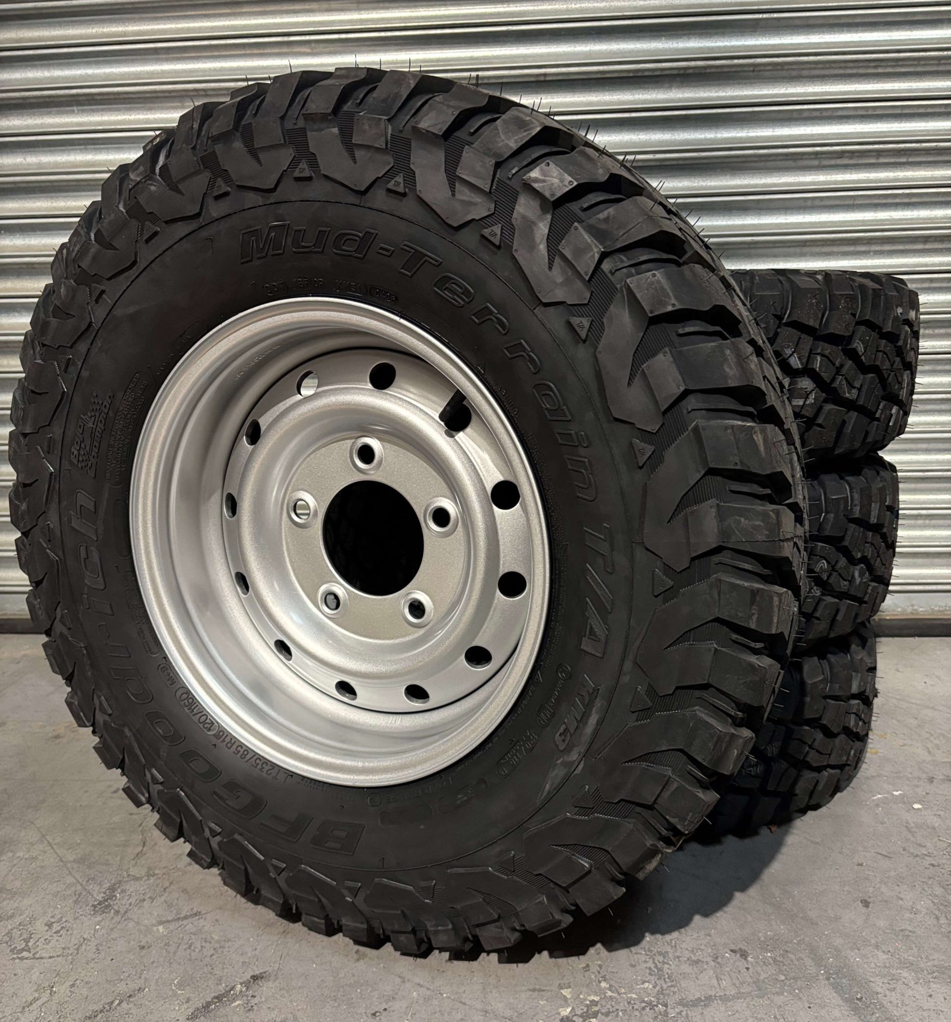 BFGoodrich Mud Terrain KM3 235/85r16 & SILVER Wolf Style Steel Rims (ET0) to fit Defender x 4