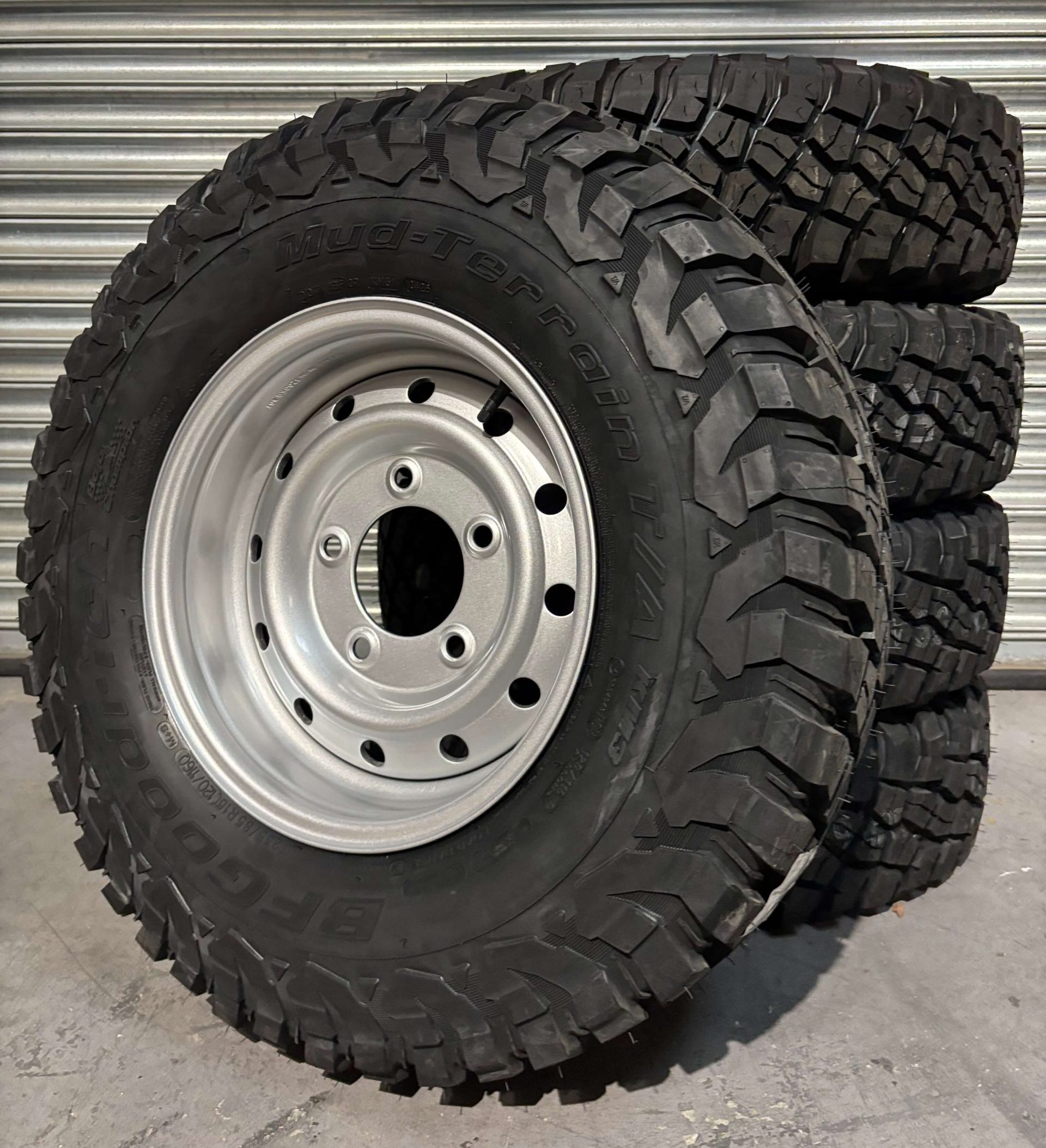BFGoodrich Mud Terrain KM3 235/85r16 & SILVER Wolf Style Steel Rims (ET0) to fit Defender x 5